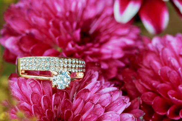 Anillos de boda en un ramo de flores rosadas