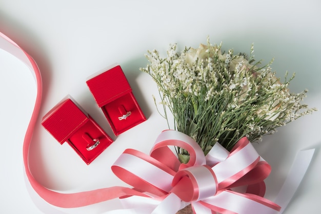 Anillos de boda con ramo de flores