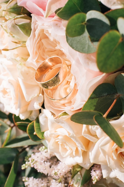 Anillos de boda en un ramo de la novia