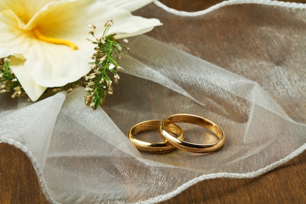 Anillos de boda con ramo de orquídeas