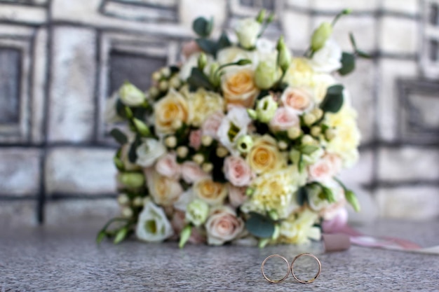 Anillos de boda y ramo