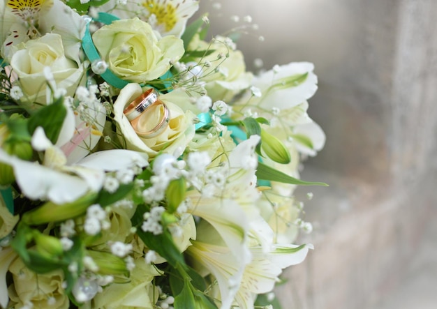 Anillos de boda y ramo