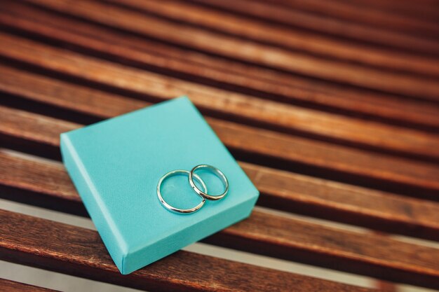 Anillos de boda de los recién casados en una caja anillos de compromiso de oro