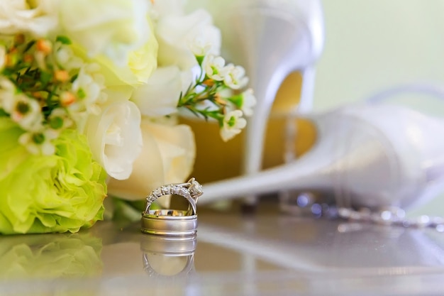 Anillos de boda y sandalia de tacón