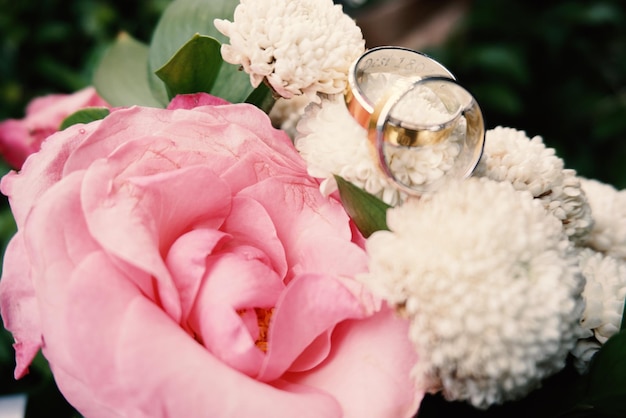 Foto anillos de boda símbolo amor familia un par de anillos de boda sencillos