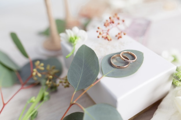 Anillos de boda sobre un fondo hermoso con accesorios nupciales