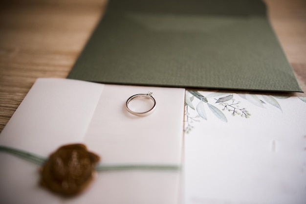 Anillos de boda en tarjetas de invitación para boda