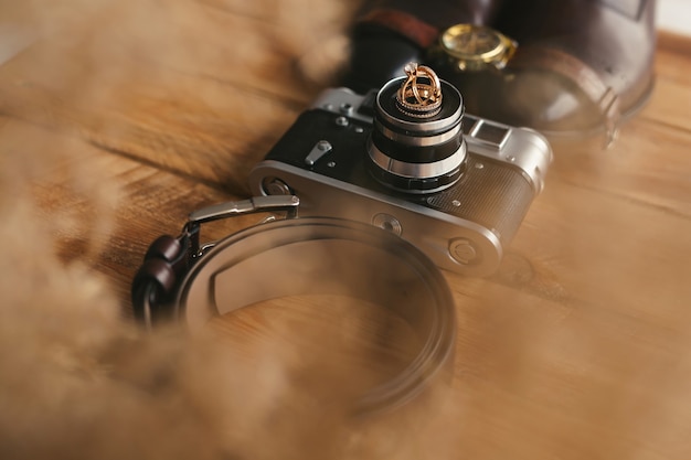 Anillos de boda en una vieja cámara