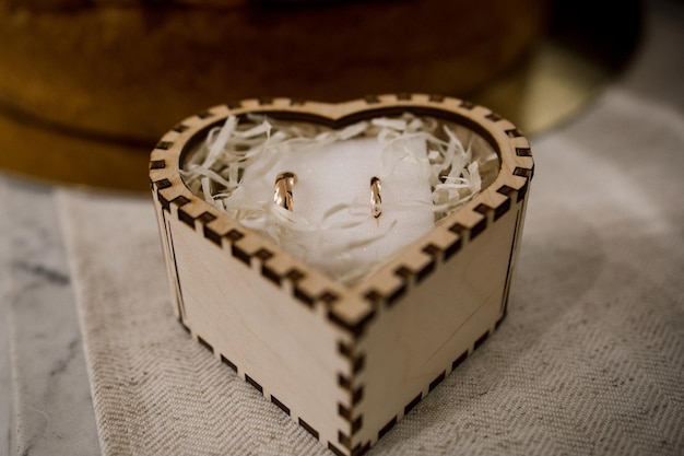 Anillos de bodas de oro en una caja de madera