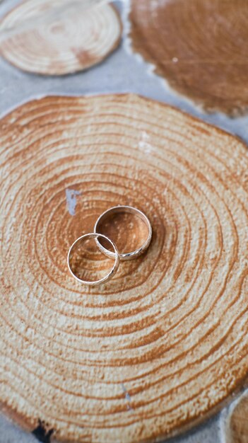 Foto anillos de bodas de oro colocados en una superficie de madera foto