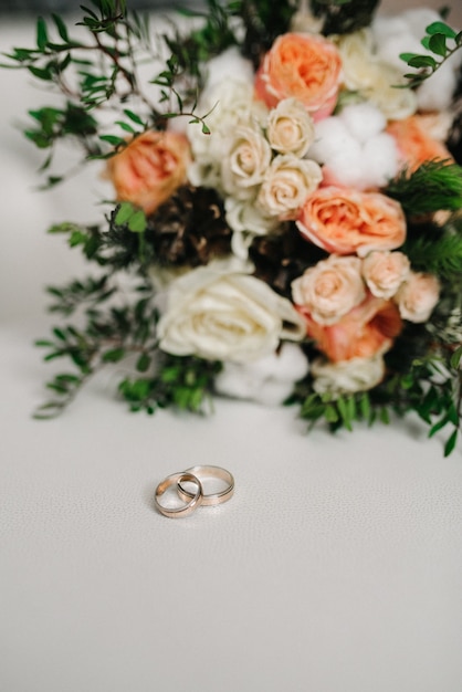 Los anillos de bodas de oro como atributo de la boda de una pareja joven