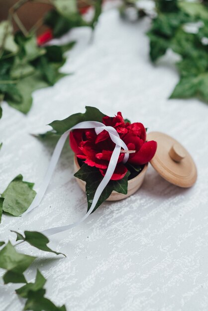 Los anillos de bodas de oro como atributo de la boda de una pareja joven