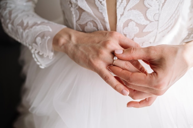 Los anillos de bodas de oro están en la mano de la novia.