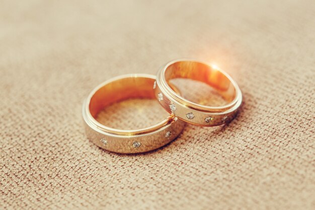 Anillos de bodas de oro de la novia y el novio, el concepto de matrimonio