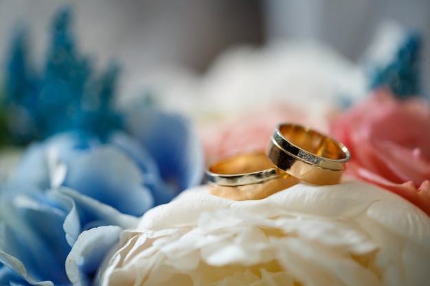 Anillos de bodas de oro para recién casados el día de la boda