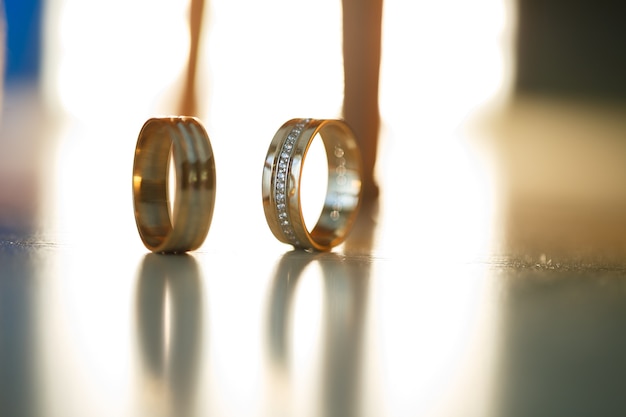 Foto anillos de bodas de oro para recién casados el día de la boda