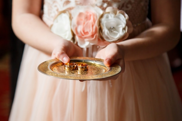 Anillos de bodas de oro para los recién casados el día de su boda