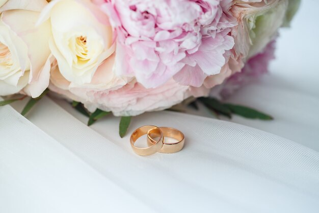 Anillos de bodas de oro para los recién casados el día de su boda