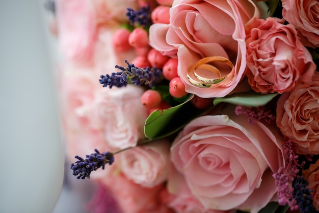 Anillos de bodas de oro para los recién casados el día de su boda