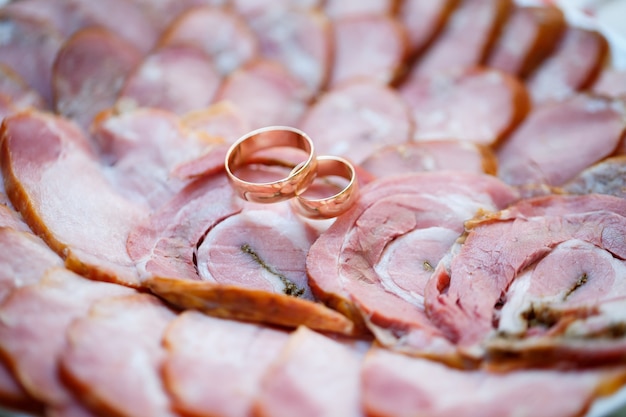 Anillos de bodas de oro para los recién casados el día de su boda