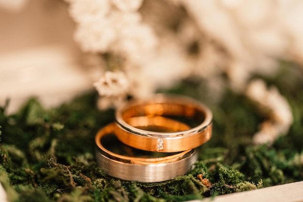 Anillos de bodas de oro símbolos de boda atributos celebración navideña concepto boda detalles familia feliz juntos marr