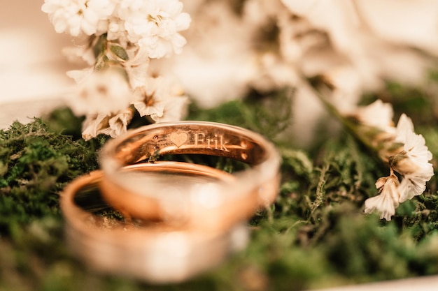 Anillos de bodas de oro símbolos de boda atributos celebración navideña concepto boda detalles familia feliz juntos marr