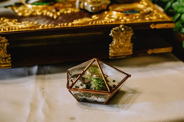 Los anillos de bodas de plata se colocan en una caja de vidrio en la mesa en la iglesia