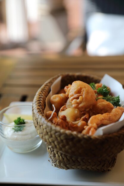 Anillos de calamares, calamares fritos sobre fondo de madera, comida italiana