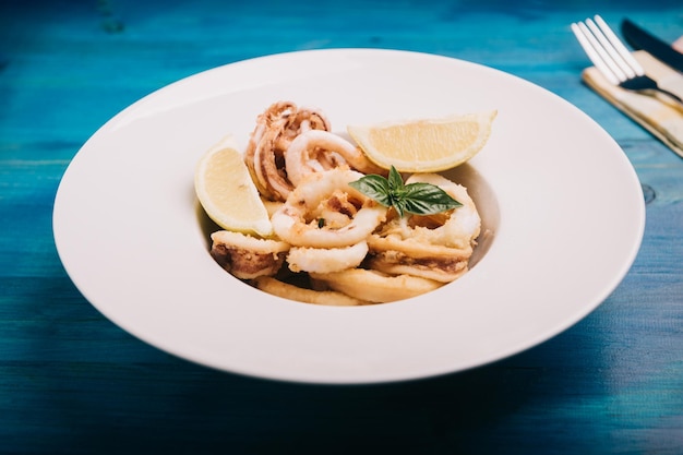 Anillos de calamares fritos en un plato