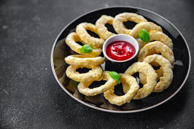 Foto anillos de cebolla freidora de tomate salsa de comida rápida comer cocinar comida comida bocadillo en la mesa copiar espacio