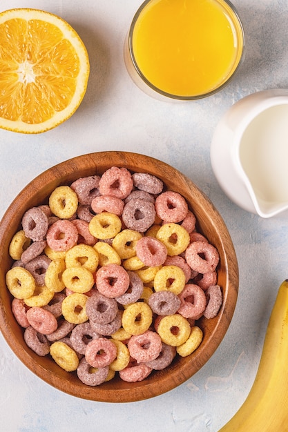 Anillos de cereales de colores en un tazón