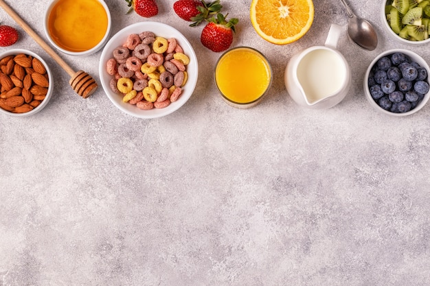 Anillos de cereales de colores en un tazón