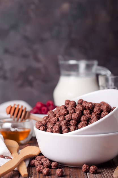 Anillos de chocolate en un bol