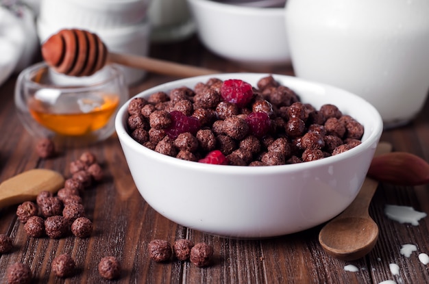 Anillos de chocolate en un bol