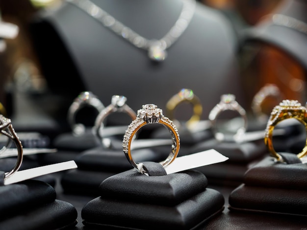 Anillos y collares de diamantes de joyería se exhiben en vitrinas de tiendas minoristas de lujo