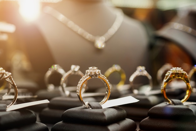 Los anillos y collares de diamantes de joyería se muestran en el escaparate de escaparates de tiendas minoristas de lujo