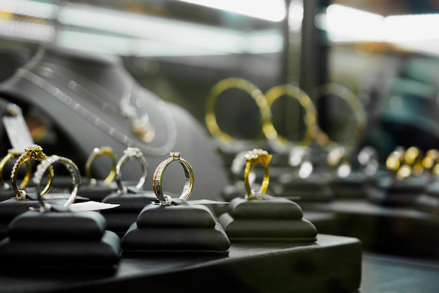 Los anillos y collares de diamantes de joyería se muestran en el escaparate de escaparates de tiendas minoristas de lujo