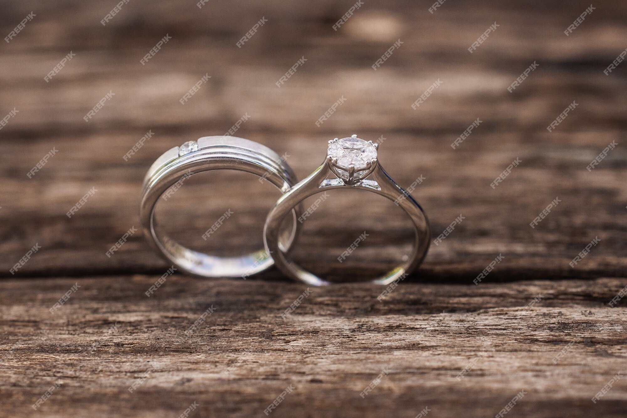 de madera ingeniero Allí Anillos de compromiso, anillos de boda para parejas sobre un fondo de  madera. para bodas, compromiso de lujo joyas de anillo de diamantes | Foto  Premium