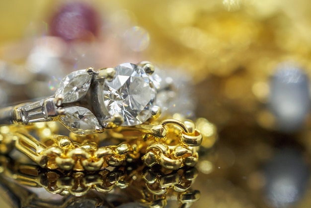 Anillos de diamantes de joyería de oro de lujo con una reflexión sobre fondo negro