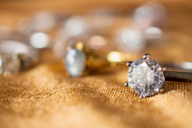 Anillos de diamantes de joyería en tela dorada de cerca