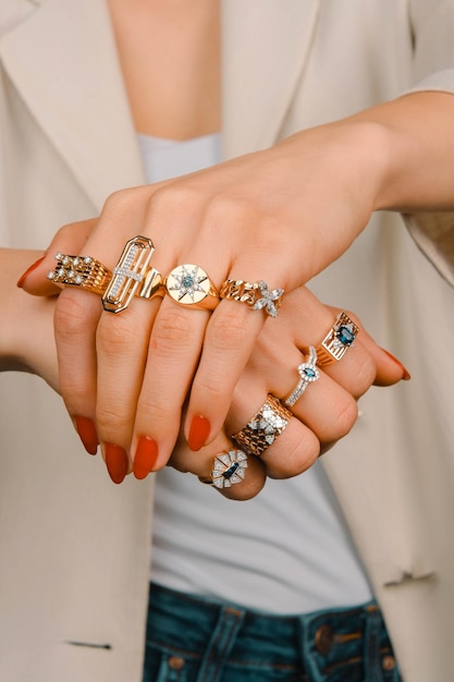 Los anillos elegantes en una mano