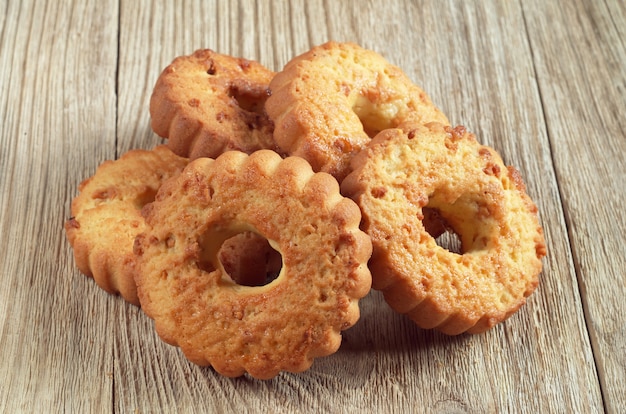 Anillos de galletas con nueces sobre mesa de madera