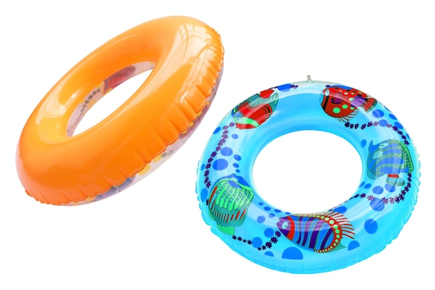 Anillos inflables contra un fondo blanco