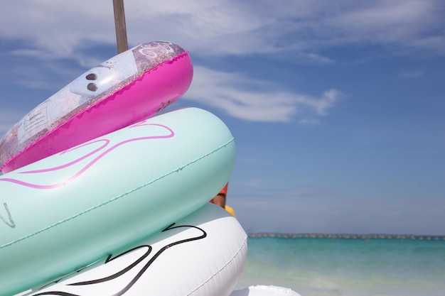 Foto anillos inflables en la playa concepto de verano