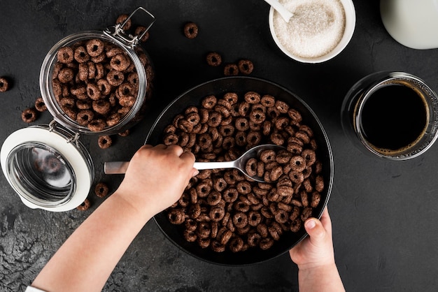 Anillos de maíz chocolate con leche aislado sobre fondo oscuro Desayuno seco