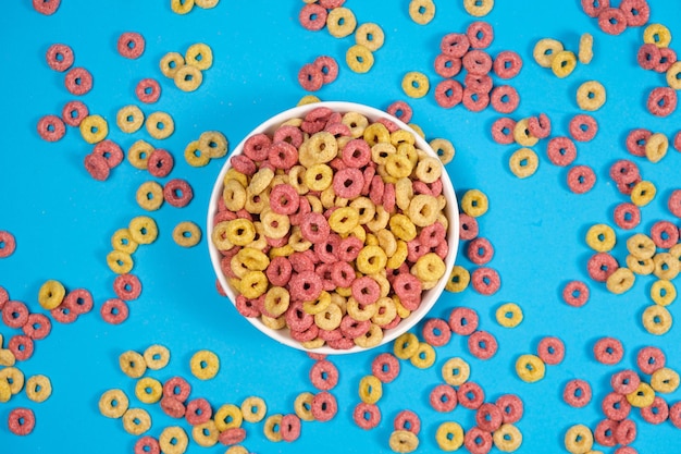 Foto anillos de maíz de polvo de desayuno rápido en un plato