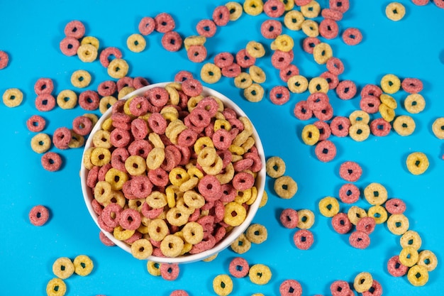 Anillos de maíz de polvo de desayuno rápido en un plato