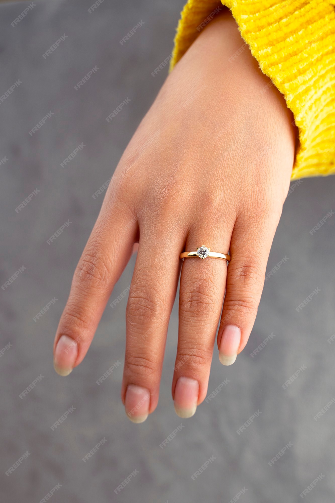 Anillos en las manos de la novia con un hermoso anillo compromiso | Foto Premium