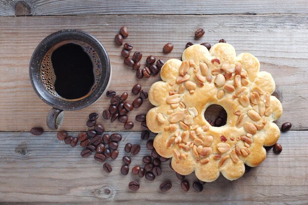 Anillos de mantequilla con cacahuetes y café