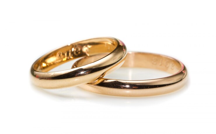 Anillos de oro aislados sobre fondo blanco